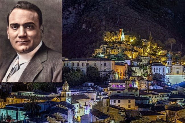 Enrico Caruso 2021, una veduta di piedimonte matese con una immagine del tenore al lato